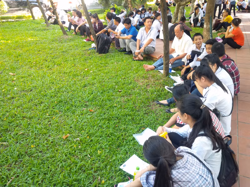 Từ sáng sớm tại Cụm thi Trường Đại học Sư phạm Hà Nội đã đông thí sinh và người nhà đến chờ làm thủ tục dự thi. Ảnh Xuân Trung