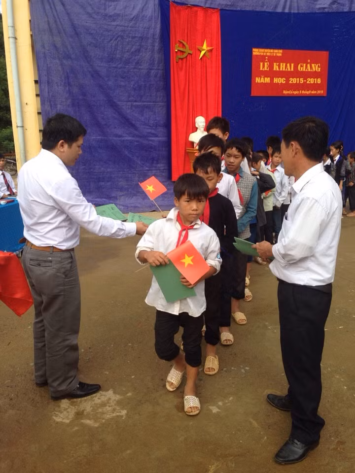 Lãnh đạo nhà trường phát phần thưởng cho học sinh nhân dịp năm học mới.