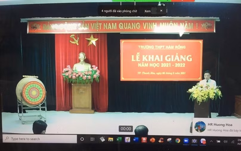Khai giản trực tuyến tại trường Trung học phổ thông Hàm Rồng- thành phố Thanh Hóa, nơi đang cách ly xã hội theo chỉ thị 16. Ảnh: CTV