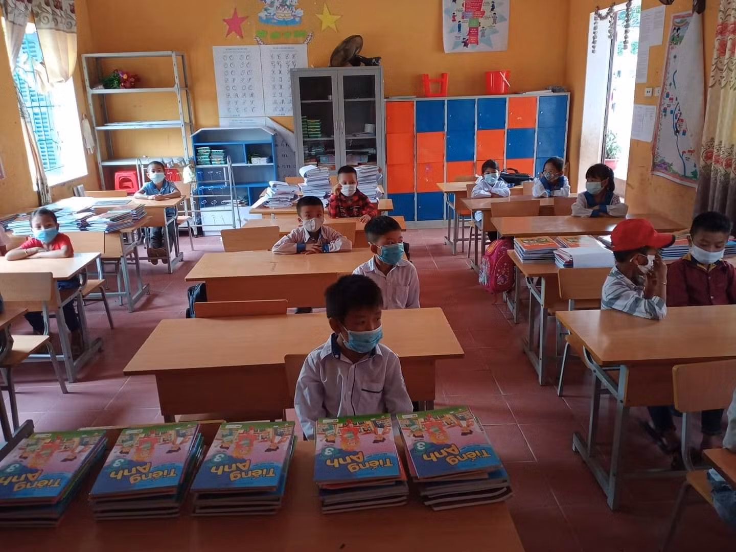Các em học sinh lớp 1 đã có đầy đủ sách vở. Các em học sinh lớp 1 đã có đầy đủ sách vở.