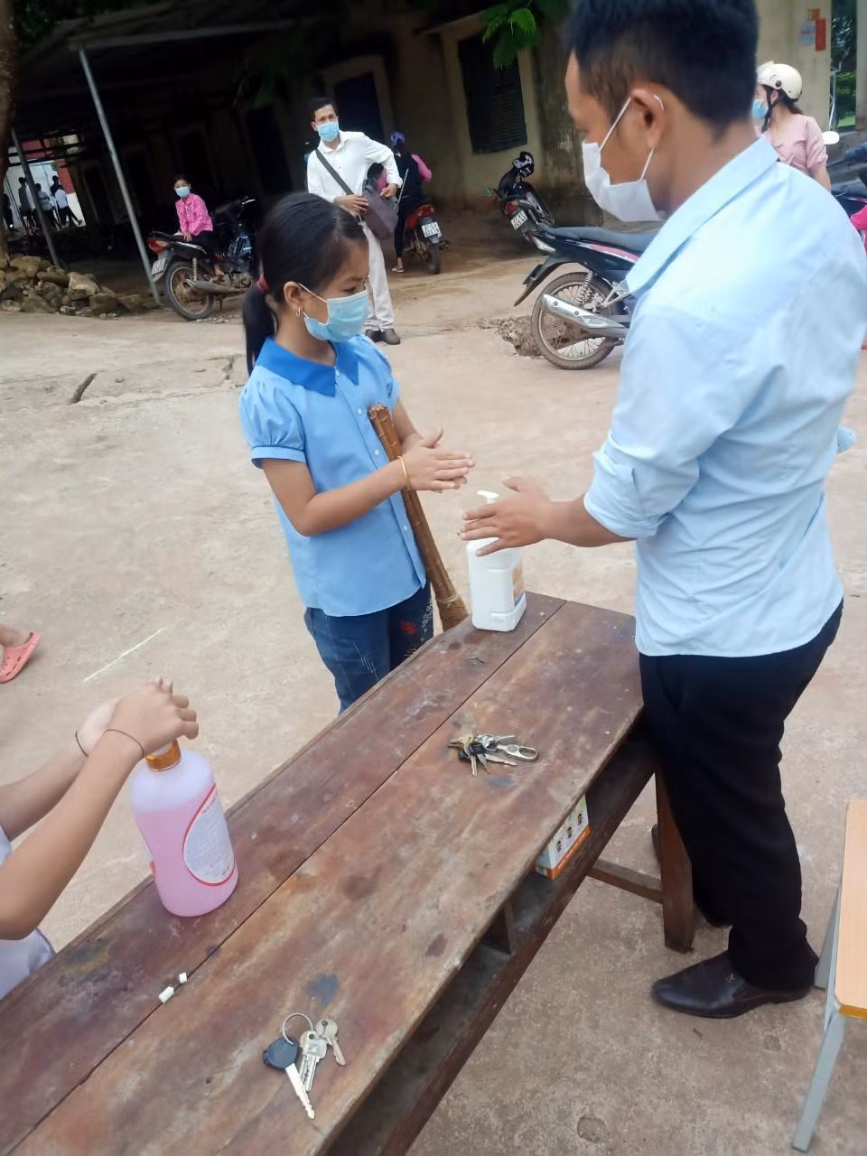 Các thầy cô giáo hướng dẫn thực hiện 5K. Các thầy cô giáo hướng dẫn thực hiện 5K.