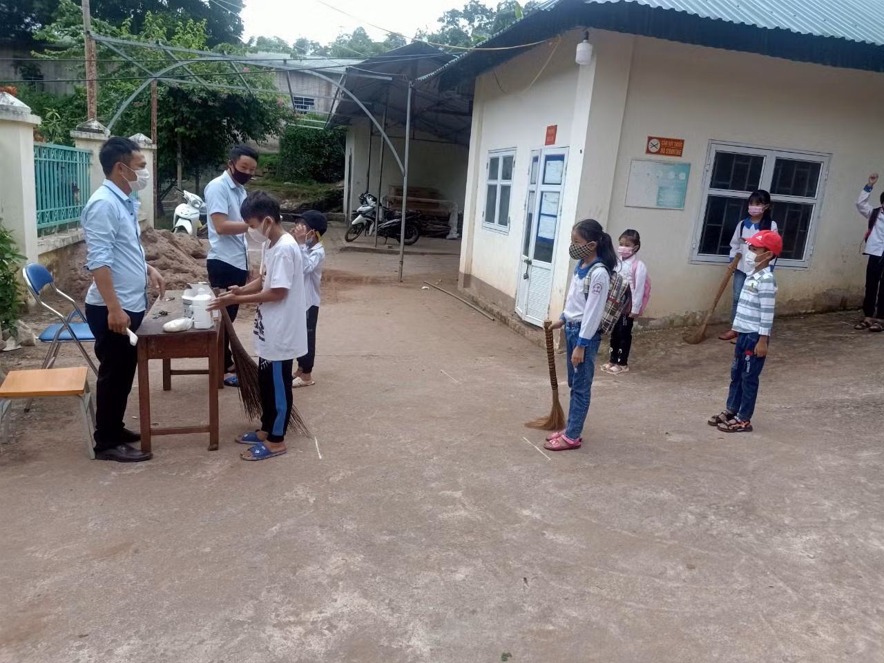 Các em học sinh Chà Nưa được hướng dẫn khử khuẩn và vệ sinh trường lớp. Các em học sinh Chà Nưa được hướng dẫn khử khuẩn và vệ sinh trường lớp.