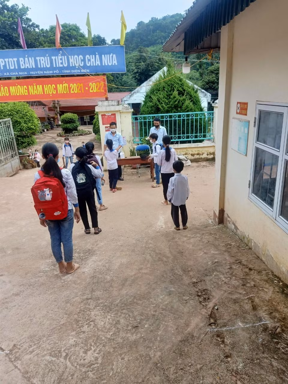 Giữ khoảng cách ngày tựu trường. Giữ khoảng cách ngày tựu trường.