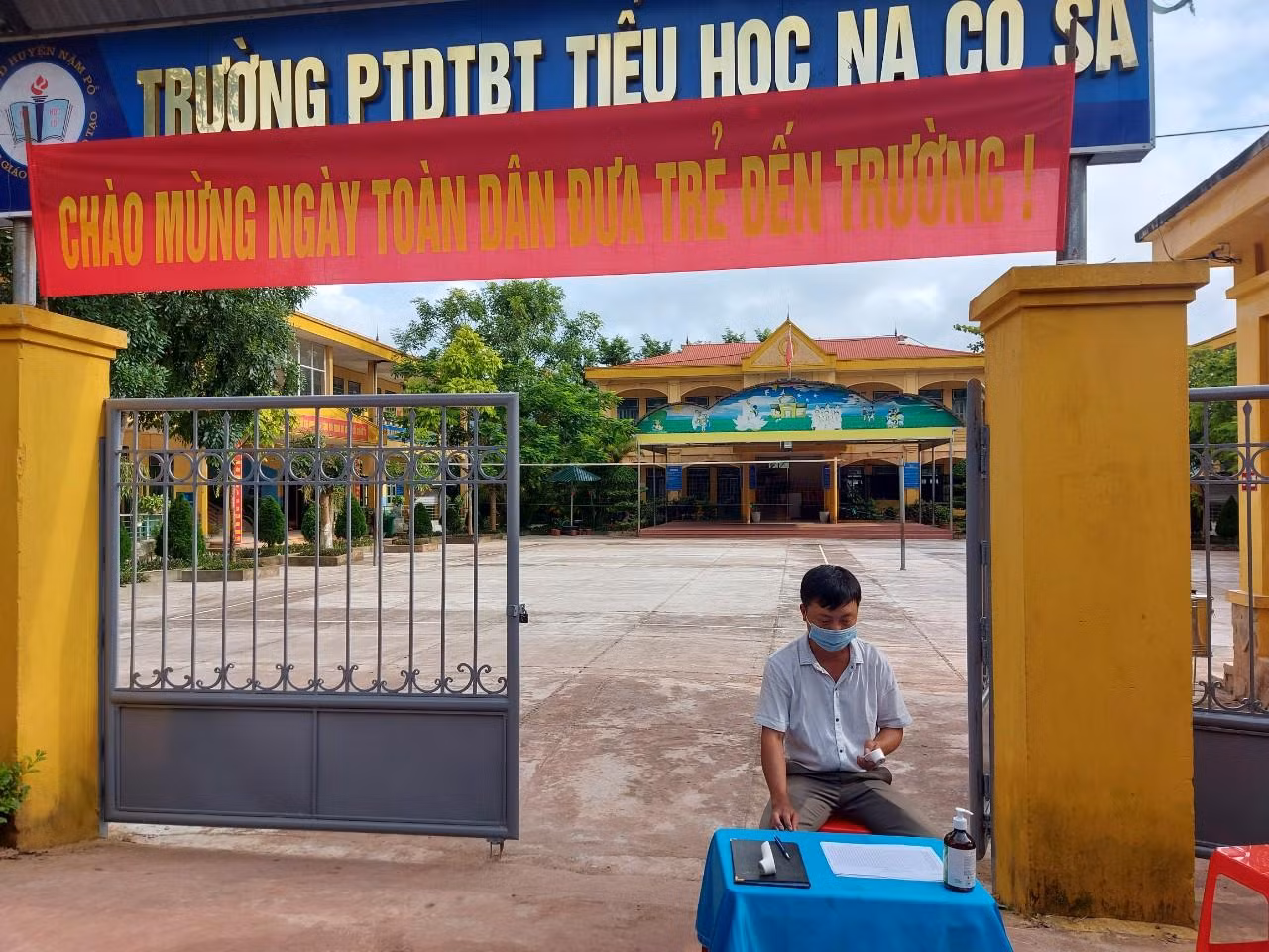 Trường Tiểu học Na Cô Sa thực hiện chia ca để tựu trường. Trường Tiểu học Na Cô Sa thực hiện chia ca để tựu trường.