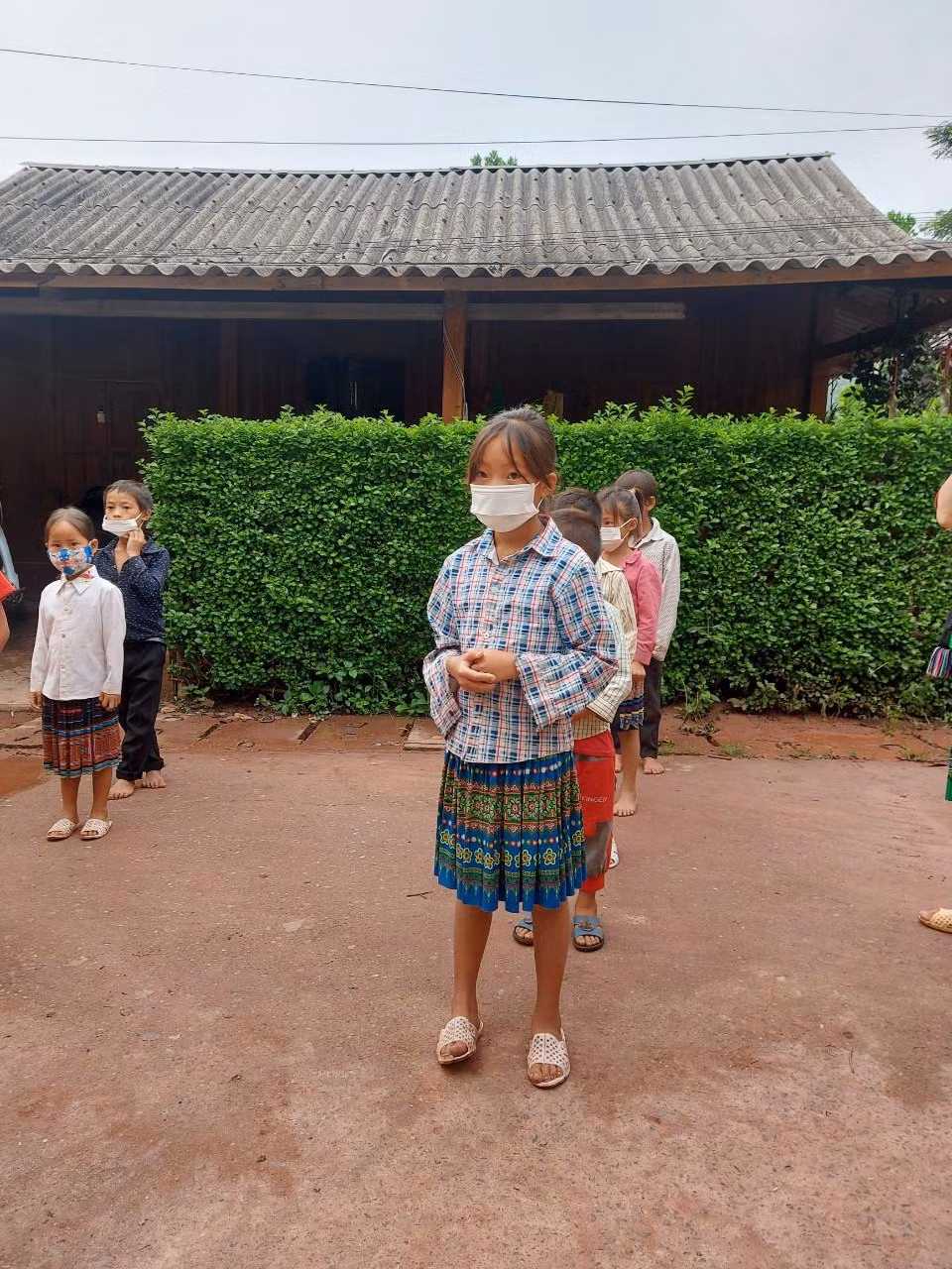 Ngày tựu trường nhiều bỡ ngỡ của em học sinh người Mông. Ngày tựu trường nhiều bỡ ngỡ của em học sinh người Mông.