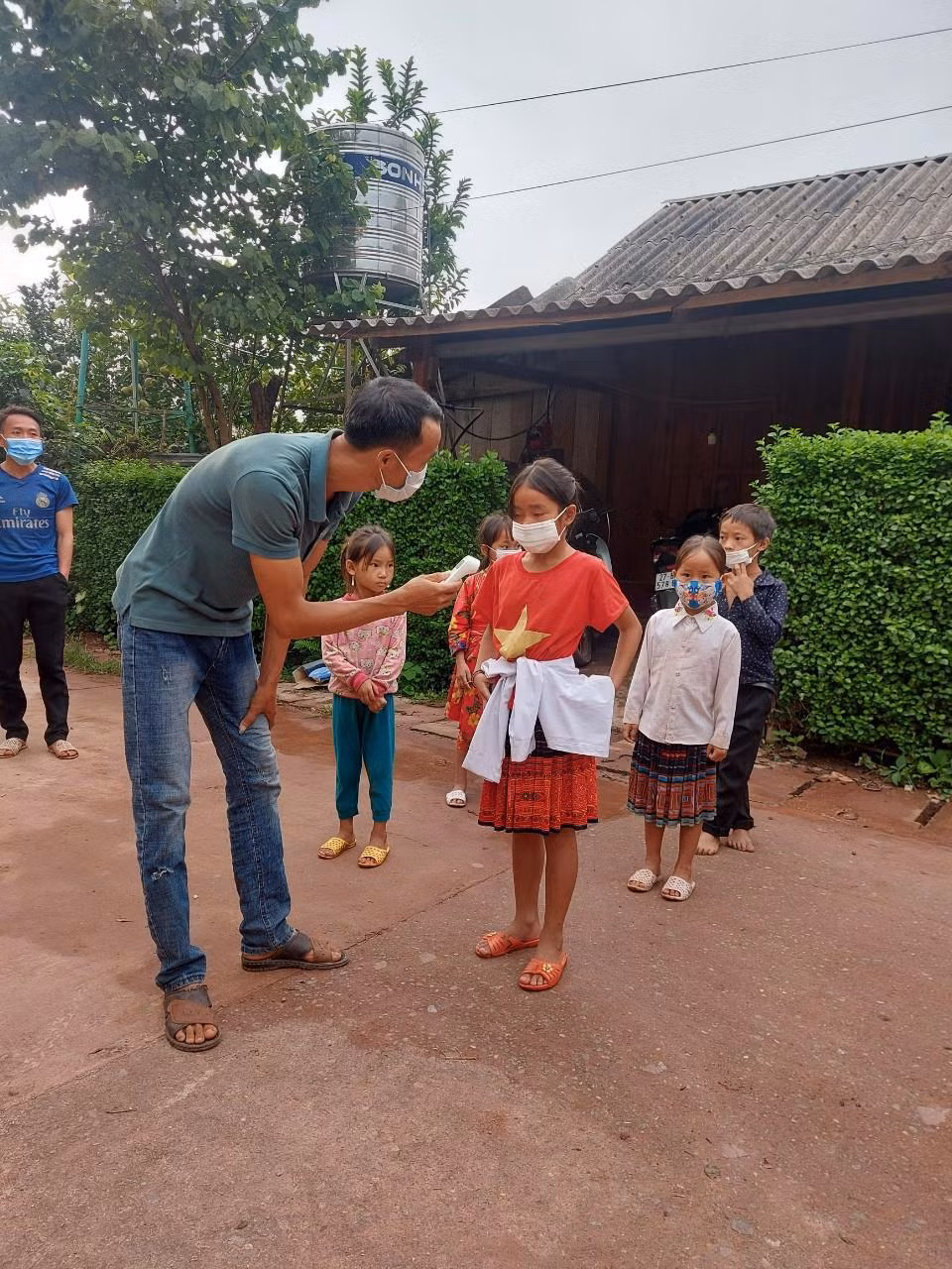Các thầy cô giáo thực hiện các quy định phòng chống dịch theo hướng dẫn của ngành Y tế. Các thầy cô giáo thực hiện các quy định phòng chống dịch theo hướng dẫn của ngành Y tế.