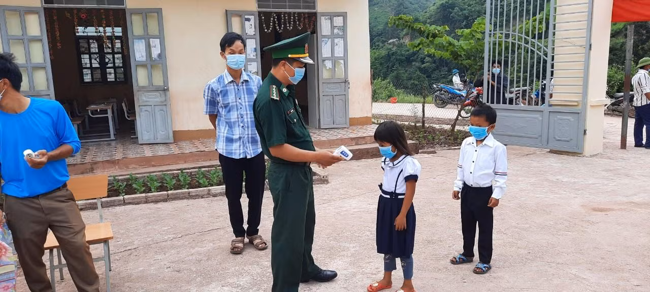 Bộ đội biên phòng trên địa bàn hỗ trợ nhà trường trong ngày các em học sinh tựu trường. Bộ đội biên phòng trên địa bàn hỗ trợ nhà trường trong ngày các em học sinh tựu trường.