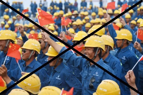 Lực lượng công nhân Trung Quốc đưa ra Vành Khăn bồi đắp và xây dựng trái phép đảo nhân tạo cũng như các công trình quân sự. Ảnh: Nhân Dân nhật báo 8/2/2016.
