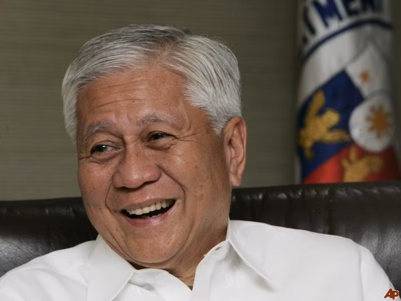 Ngoại trưởng Philippines Albert del Rosario. Ảnh: AP.