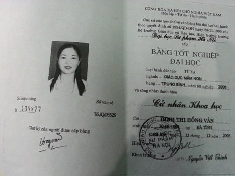 Bằng tốt nghiệp đại học mà bà Vân nhờ gian lận mượn bằng tốt nghiệp trung học phổ thông của người khác để có được Bằng tốt nghiệp đại học mà bà Vân nhờ gian lận mượn bằng tốt nghiệp trung học phổ thông của người khác để có được