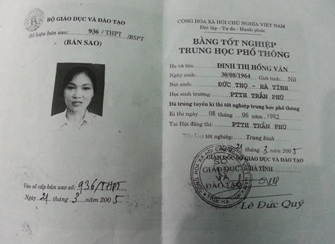 Bằng tốt nghiệp trung học phổ thông mà bà Vân đã mượn của người khác để học lên đại học Bằng tốt nghiệp trung học phổ thông mà bà Vân đã mượn của người khác để học lên đại học