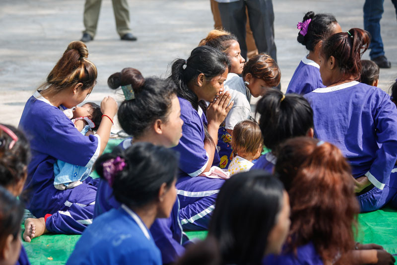 Những nữ tù nhân tại nhà tù Pray Sar trước giờ đặc xá. Những nữ tù nhân tại nhà tù Pray Sar trước giờ đặc xá.
