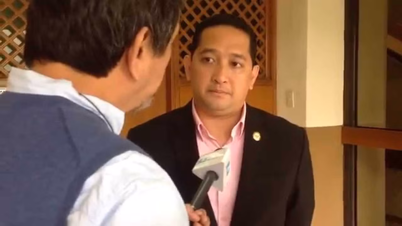 Rep. Francisco Acedillo đang trả lời phỏng vấn. Rep. Francisco Acedillo đang trả lời phỏng vấn.