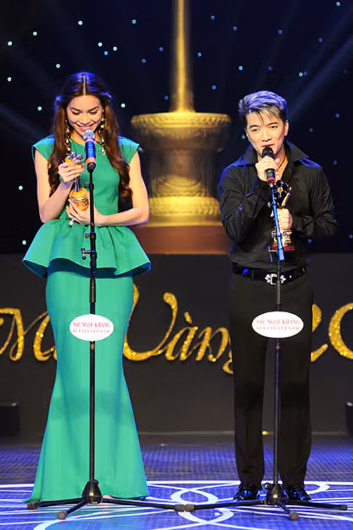 2. Hà Hồ lộng lẫy và thanh lịch nhờ mẫu đầm peplum ấn tượng