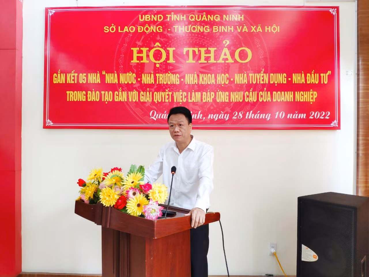 Ông Vũ Quang Trực – Phó Giám đốc Sở Lao động, Thương binh và Xã hội tỉnh Quảng Ninh nhấn mạnh vai trò gắn kết "5 nhà" trong đào tạo nghề. (Ảnh: Phạm Linh)