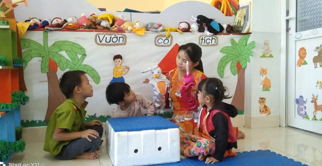 Bù đắp những thiệt thòi của trẻ em nơi đây, cô giáo Hạnh tình nguyện gắn bó với vùng sâu, vùng xa cho đến khi về hưu (Ảnh: Phạm Linh) Bù đắp những thiệt thòi của trẻ em nơi đây, cô giáo Hạnh tình nguyện gắn bó với vùng sâu, vùng xa cho đến khi về hưu (Ảnh: Phạm Linh)