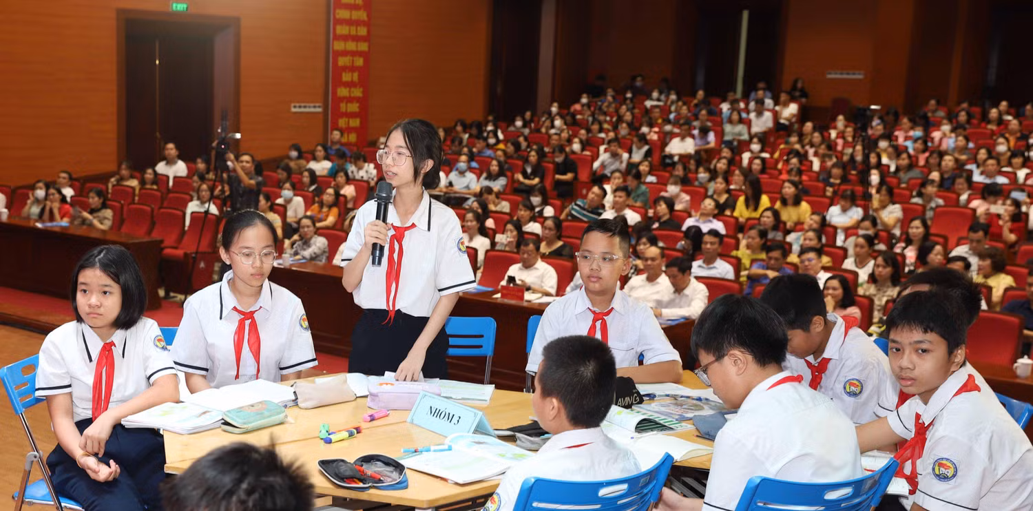 Để học sinh có sự chủ động tiếp cận kiến thức, cô giáo Hồng Hà đã chia lớp thành 4 nhóm và giao nhiệm vụ chuẩn bị ở nhà (Ảnh: Phạm Linh) Để học sinh có sự chủ động tiếp cận kiến thức, cô giáo Hồng Hà đã chia lớp thành 4 nhóm và giao nhiệm vụ chuẩn bị ở nhà (Ảnh: Phạm Linh)