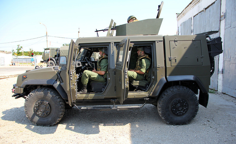 Iveco LMV được phát triển từ năm 2001 và được thiết kế dành riêng cho Quân đội. Iveco LMV có hệ thống giáp bảo vệ rất tốt, giúp xe có thể chống lại hỏa lực của các loại vũ khí nhỏ như súng 5,56 và 7,62 mm, thiết bị nổ tự chế, bom, mìn, và thậm chí là các súng máy hạng nặng.