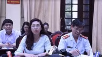 Bà Trần Khánh Vân và ông Nguyễn Văn Nhiên tham dự giao ban báo chí Thành ủy theo lời mời của Sở Giáo dục và Đào tạo Hà Nội, 2 vị này bảo vệ việc pha thêm 14 vi chất vào sữa học đường, bất chấp quy định của Thủ tướng Chính phủ, Bộ Y tế cũng như khuyến nghị của chính Viện Dinh dưỡng. Ảnh: Minh An.