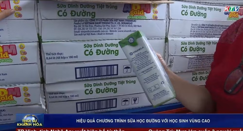Sản phẩm Sữa học đường tại Khánh Hòa là sữa bột pha lại của Vinamilk dưới tên gọi mĩ miều "sữa dinh dưỡng", ảnh minh họa chụp màn hình phóng sự của Đài truyền hình Khánh Hòa. Sản phẩm Sữa học đường tại Khánh Hòa là sữa bột pha lại của Vinamilk dưới tên gọi mĩ miều "sữa dinh dưỡng", ảnh minh họa chụp màn hình phóng sự của Đài truyền hình Khánh Hòa.