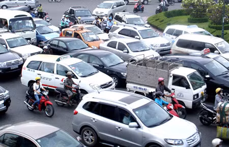 Người dân với nhiều nỗi niềm trăn trở thường trực vì phí. Ảnh: Dân trí