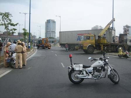 Hiện trường vụ tai nạn ngày 13/3/2011 trên đường Võ Văn Kiệt. Ảnh: Trung Kiên Hiện trường vụ tai nạn ngày 13/3/2011 trên đường Võ Văn Kiệt. Ảnh: Trung Kiên