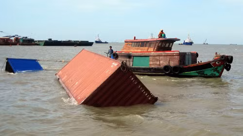 Kéo, vớt container của tàu Trường Hải Star về bãi Trước, TP Vũng Tàu. Ảnh: Đông Hà. Kéo, vớt container của tàu Trường Hải Star về bãi Trước, TP Vũng Tàu. Ảnh: Đông Hà.