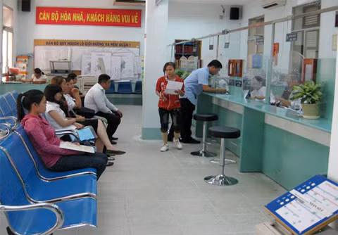 Người dân tới làm thủ tục hành chính tại bộ phận một cửa ở quận 1, TP HCM. Ảnh: BNV.
