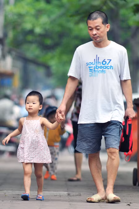 Em bé mặc trang phục mùa hè đến trường.