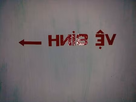 Chơi trò đoán chữ.
