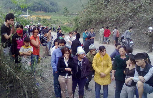 Người dân địa phương kinh hoàng khi phát hiện xác người bị đốt cháy cạnh đường.