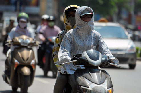 Hầu hết người đi xe máy đều phải trùm kín với áo chống nắng, khẩu trang. Hầu hết người đi xe máy đều phải trùm kín với áo chống nắng, khẩu trang.