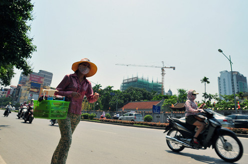 Giữa trưa, nhiều tuyến phố ở thủ đô như vắng vẻ hơn. Giữa trưa, nhiều tuyến phố ở thủ đô như vắng vẻ hơn.