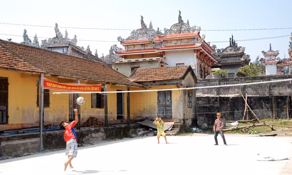 Đa số thanh niên trong thôn giờ đã theo chân người thân ra nước ngoài làm ăn, sinh sống. Trong thôn giờ chỉ còn người già và trẻ em, sống bằng nguồn tiền người thân gửi về hàng tháng. Nhiều gia đình bỏ hẳn nghề đi biển, thay vào đó là chăm chút cho các ngôi mộ của gia đình, dòng tộc mình. Đa số thanh niên trong thôn giờ đã theo chân người thân ra nước ngoài làm ăn, sinh sống. Trong thôn giờ chỉ còn người già và trẻ em, sống bằng nguồn tiền người thân gửi về hàng tháng. Nhiều gia đình bỏ hẳn nghề đi biển, thay vào đó là chăm chút cho các ngôi mộ của gia đình, dòng tộc mình.