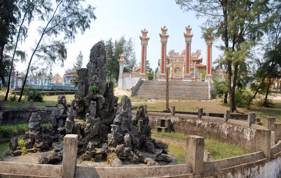 Bên cạnh các khu lăng mộ thì các dòng họ đều xây dựng một Nhà thờ họ riêng. Kiểu dáng kiến trúc, quy mô lẫn độ hoành tráng cũng chẳng kém các lăng mộ như trên. Ngoài ra, còn có thêm nhiều tiểu cảnh khác như hồ nước, hòn non bộ... Bên cạnh các khu lăng mộ thì các dòng họ đều xây dựng một Nhà thờ họ riêng. Kiểu dáng kiến trúc, quy mô lẫn độ hoành tráng cũng chẳng kém các lăng mộ như trên. Ngoài ra, còn có thêm nhiều tiểu cảnh khác như hồ nước, hòn non bộ...