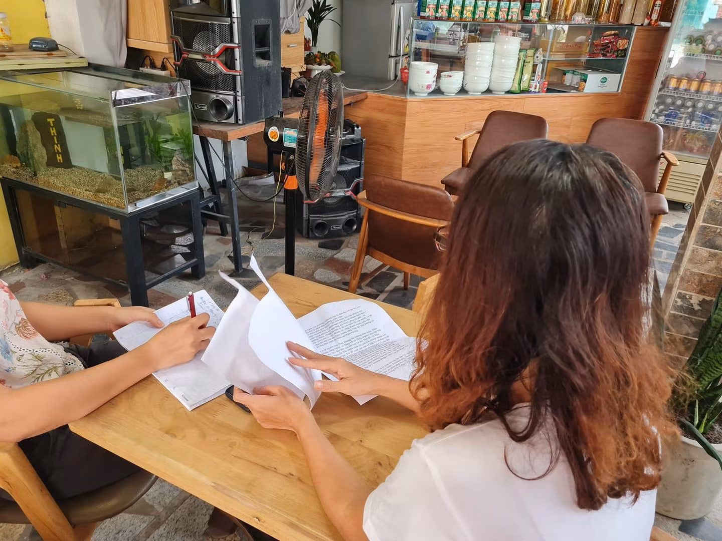 Chị P.T.H.N. bức xúc trình bày vấn đề với phóng viên Tạp chí Điện tử Giáo dục Việt Nam (Ảnh: P.L)