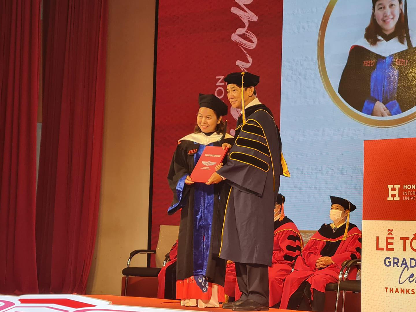 Phó Giáo sư Hồ Thanh Phong trao bằng tốt nghiệp cho các tân khoa của nhà trường (ảnh: P.L)