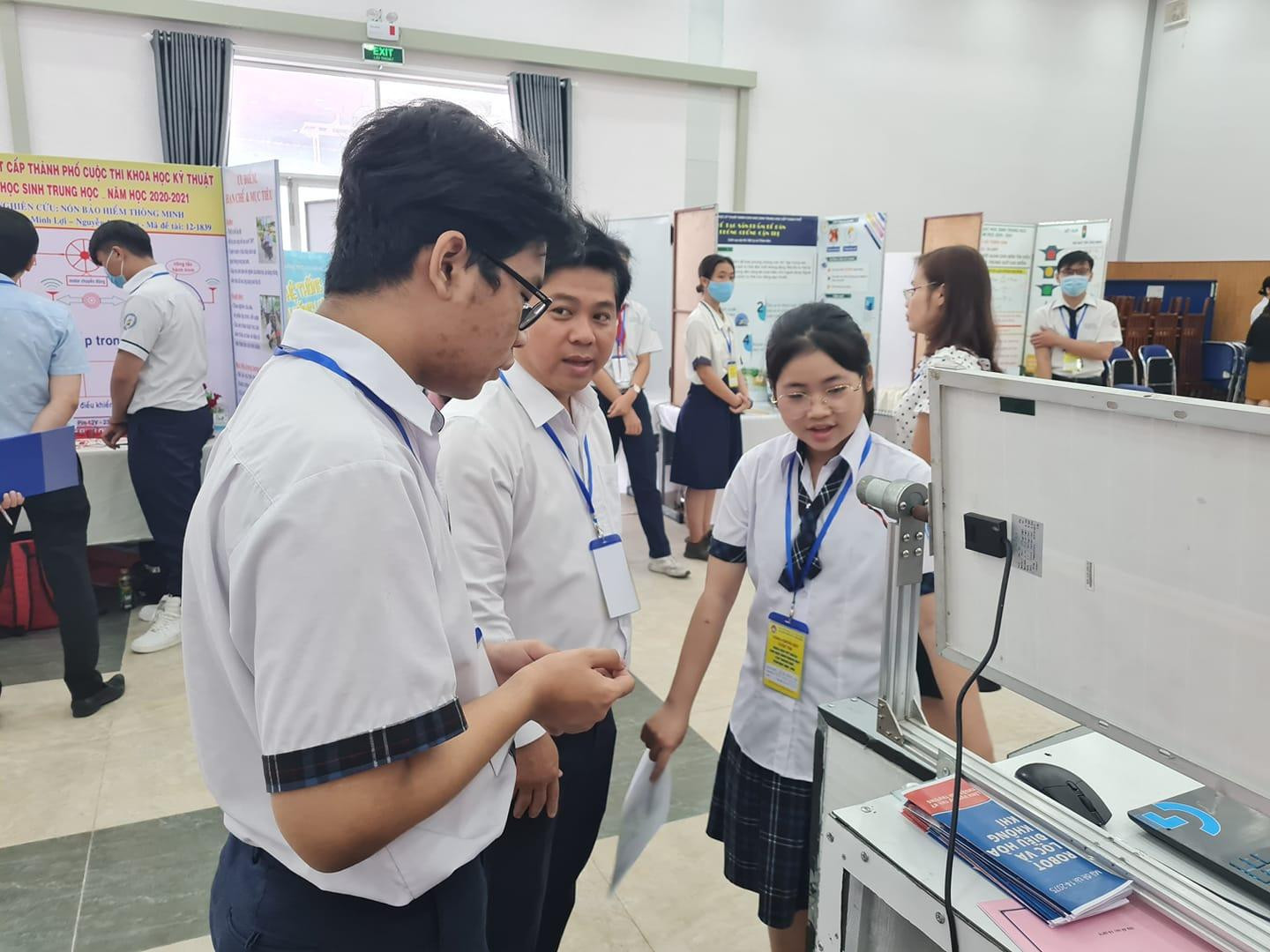 Thành viên Hội đồng giám khảo tham gia góp ý, chấm điểm các đề tài nghiên cứu (ảnh: P.L)