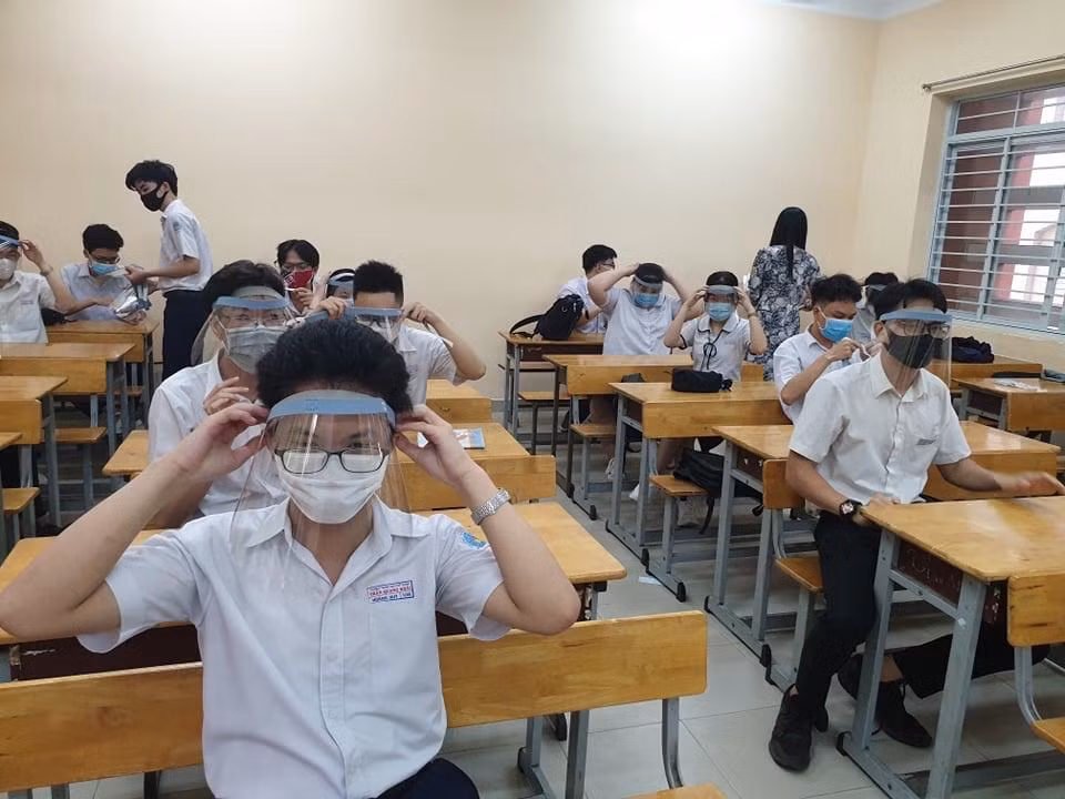 Học sinh đeo khẩu trang trong lớp phòng chống Covid-19 (ảnh minh họa: P.L)