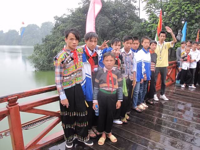 Tranh thủ chụp ảnh lưu niệm trên cầu Thê Húc, một biểu tượng của Hà Nội mà trước đó các em chỉ có biết qua sách vở..