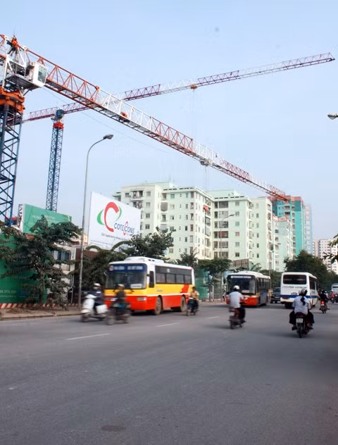 Trên đường Hoàng Minh Giám, những chiếc cần cẩu của Dự án Khu phức hợp Mandarin Garden lúc thì cặp đôi nằm ngang dọc như này, có lúc lên đến 3 chiếc cùng quay ra đường. Trên đường Hoàng Minh Giám, những chiếc cần cẩu của Dự án Khu phức hợp Mandarin Garden lúc thì cặp đôi nằm ngang dọc như này, có lúc lên đến 3 chiếc cùng quay ra đường.