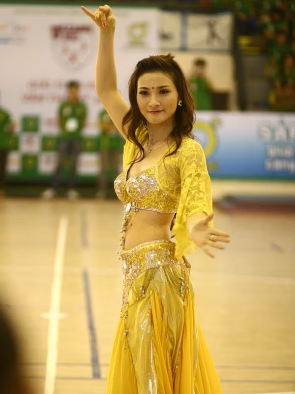 Thi Người đẹp sinh viên văn thể mỹ. Thí sinh Như Hương múa bụng thi tài năng cuộc thi Người đẹp sinh viên Văn Thể Mỹ