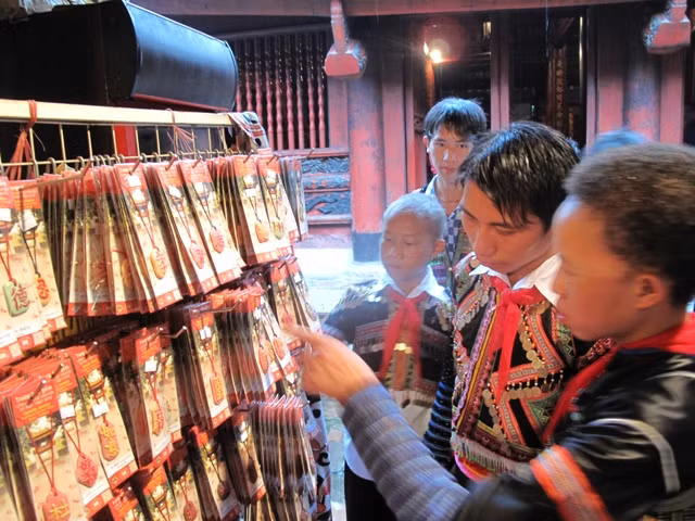 Các em được chiêm ngưỡng những hiện vật và đồ lưu niệm mà chưa bao giờ được tận mắt nhìn thấy.