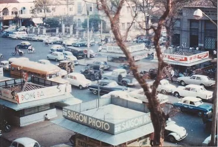 Năm 1963, Lâm thi hỏng tú tài và bị bắt vào quân dịch nhưng đã trốn về Sài Gòn sống lang thang, sau đó gia nhập nhóm bụi đời ở khu Da Heo, đường Nguyễn Công Trứ, quận 1 do Đại Cathay cầm đầu. Vốn liều lĩnh và to khoẻ, anh ta nhanh chóng trở thành một trợ thủ đắc lực của Đại Cathay trong các trận chiến phân chia lãnh địa. Năm 1964, một cuộc tranh hùng như vậy đã chém mất một ngón tay của Lâm. Biệt hiệu Lâm "chín ngón" ra đời từ đó, do chính Đại Cathay đặt (ảnh mình họa: đường phố Sài Gòn trước năm 1975).