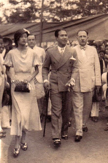 Hoàng đế Bảo Đại cưới bà Nam Phương năm 1934 khi ông 21 tuổi. Lúc đó, để cưới được giai nhân, ông đã phải chấp nhận 4 điều kiện gắt gao mà nhà gái đặt ra: phải tấn phong cho Nguyễn Hữu Thị Lan làm Hoàng hậu chính cung ngay trong ngày cưới (các bà vợ của 12 đời vua trước đó chỉ được phong tước Vương phi, đến khi chết mới được truy phong Hoàng hậu); lễ cưới của hai người phải được tòa thánh La Mã cho phép một cách đặc biệt; sau khi cưới Nguyễn Hữu Thị Lan có quyền được giữ nguyên đạo công giáo và các con, khi sinh ra, phải được rửa tội theo luật công giáo và giữ đạo; còn Bảo Đại thì vẫn giữ đạo cũ là Phật giáo. Hoàng đế Bảo Đại cưới bà Nam Phương năm 1934 khi ông 21 tuổi. Lúc đó, để cưới được giai nhân, ông đã phải chấp nhận 4 điều kiện gắt gao mà nhà gái đặt ra: phải tấn phong cho Nguyễn Hữu Thị Lan làm Hoàng hậu chính cung ngay trong ngày cưới (các bà vợ của 12 đời vua trước đó chỉ được phong tước Vương phi, đến khi chết mới được truy phong Hoàng hậu); lễ cưới của hai người phải được tòa thánh La Mã cho phép một cách đặc biệt; sau khi cưới Nguyễn Hữu Thị Lan có quyền được giữ nguyên đạo công giáo và các con, khi sinh ra, phải được rửa tội theo luật công giáo và giữ đạo; còn Bảo Đại thì vẫn giữ đạo cũ là Phật giáo.
