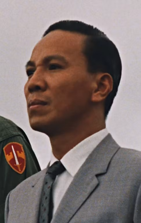 Trong cuộc đời Tổng thống chế độ Sài Gòn cũ Nguyễn Văn Thiệu, ngoài bà Mai Anh là có hôn thú đàng hoàng thì cũng có không ít bóng hồng vây quanh ông. Từ những người phụ nữ nổi đình nổi đám mà sau này từng khiến ông lao đao như người đẹp Kim Anh, đến những người tình chỉ thoảng qua nhưng cũng để lại những dư âm mà đến tận bây giờ nhiều người vẫn không biết đâu là hư, đâu là thực…