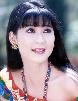 Thời gian Nguyễn Kim Ninh mới sang Mỹ, Ninh được một người phụ nữ Việt Nam cũng định cư bên đó là Bùi Thị Khuyên giúp đỡ rất nhiều trong cuộc sống. Bà Bùi Thị Khuyên rất quý Ninh bởi Ninh có cái miệng nhanh nhảu, biết chiều lòng phụ nữ. Ninh thậm chí còn nhận bà làm mẹ nuôi và lúc nào cũng tỏ thái độ săn đón, quan tâm, chăm sóc khiến bà mát lòng, mát dạ. Thời gian Nguyễn Kim Ninh mới sang Mỹ, Ninh được một người phụ nữ Việt Nam cũng định cư bên đó là Bùi Thị Khuyên giúp đỡ rất nhiều trong cuộc sống. Bà Bùi Thị Khuyên rất quý Ninh bởi Ninh có cái miệng nhanh nhảu, biết chiều lòng phụ nữ. Ninh thậm chí còn nhận bà làm mẹ nuôi và lúc nào cũng tỏ thái độ săn đón, quan tâm, chăm sóc khiến bà mát lòng, mát dạ.
