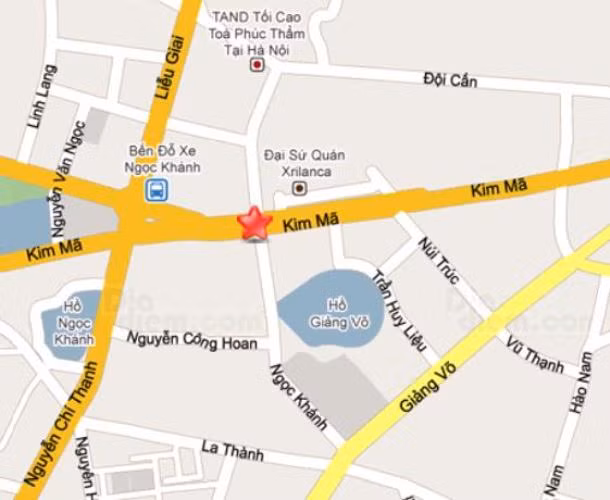 Ngày đầu, Khánh "trắng" mới bị bắt, hắn không hổ danh là một tay trùm thế giới ngầm. Khánh khá bình thản, ăn nói lễ phép (Trong ảnh là sơ đồ phố Kim Mã, nơi Khánh đã sai đàn em đến cướp vào năm 1996)