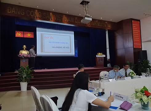 Tiến sĩ Lê Hoàng Việt Lâm phát biểu tại buổi tọa đàm về mạng xã hội được tổ chức vào ngày 29/10 (ảnh: P.L) Tiến sĩ Lê Hoàng Việt Lâm phát biểu tại buổi tọa đàm về mạng xã hội được tổ chức vào ngày 29/10 (ảnh: P.L)