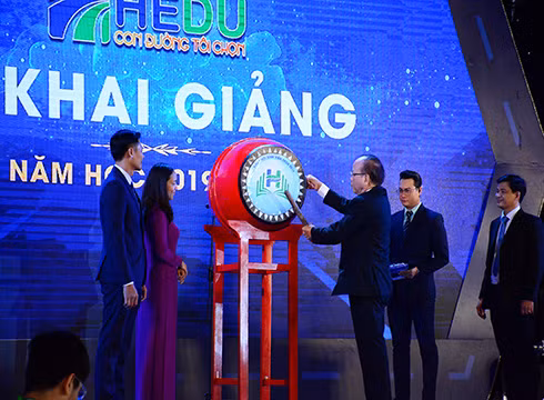 Phó Giáo sư Trần Văn Thiện, Hiệu trưởng Trường Đại học Văn Hiến đánh trống khai giảng năm học mới (ảnh: VHU)